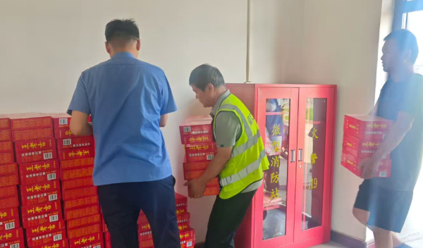 国铁西安局集团公司阎良工务段开展防暑降温“战酷暑送清凉”专项慰问