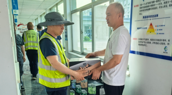 国铁西安局集团公司阎良工务段开展防暑降温“战酷暑送清凉”专项慰问