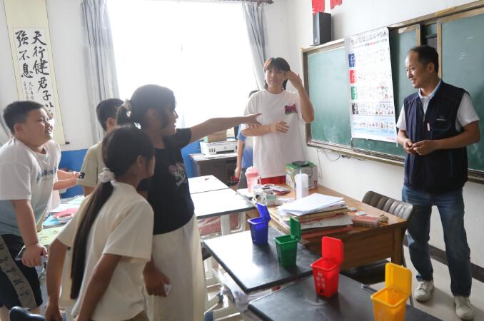 信泰电子关爱留守儿童：劳动教育与爱心捐赠并行
