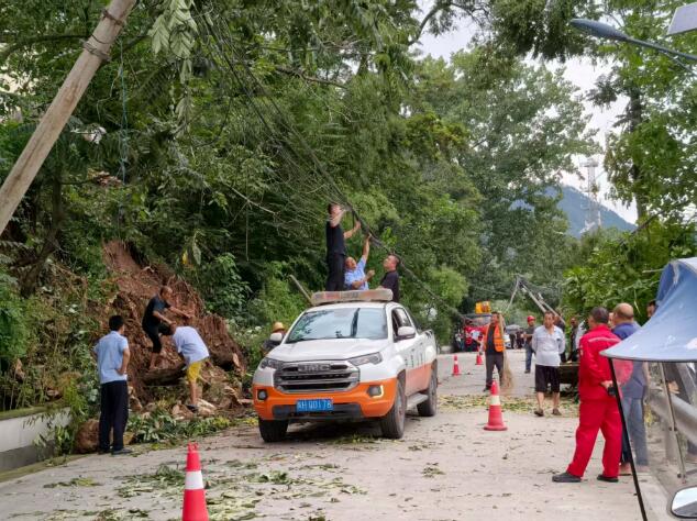 商洛市柞水县：交警雨夜奋战，清除路障保畅通