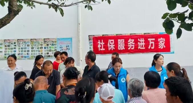 汉中市佛坪县人社局开展 “社保进万家” 宣传活动 党建引领暖民心