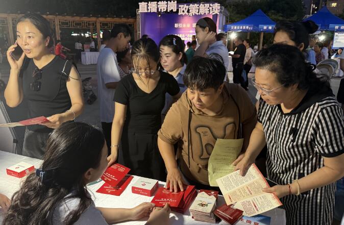 “职引未来、筑梦青春”：渭南市大荔县成功举办高校毕业生夜市专场招聘会