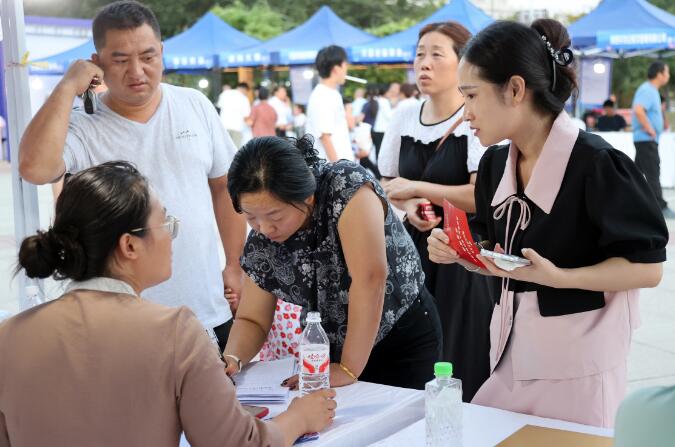 “职引未来、筑梦青春”：渭南市大荔县成功举办高校毕业生夜市专场招聘会
