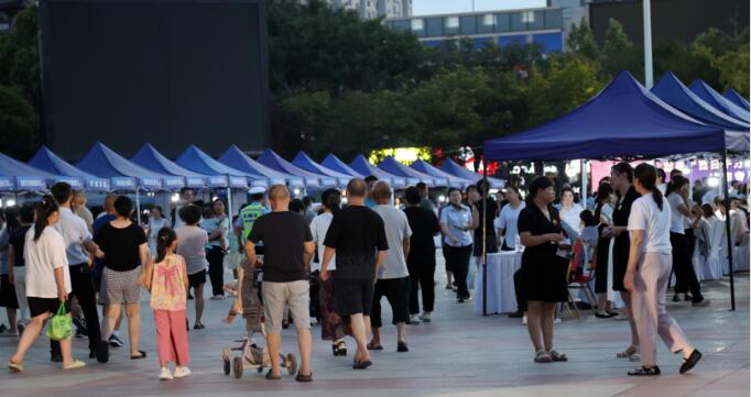 “职引未来、筑梦青春”：渭南市大荔县成功举办高校毕业生夜市专场招聘会
