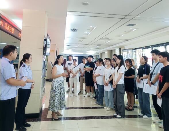 汉中市西乡县 2025 年暑期大学生见习活动启航，政务服务中心迎来参观热潮