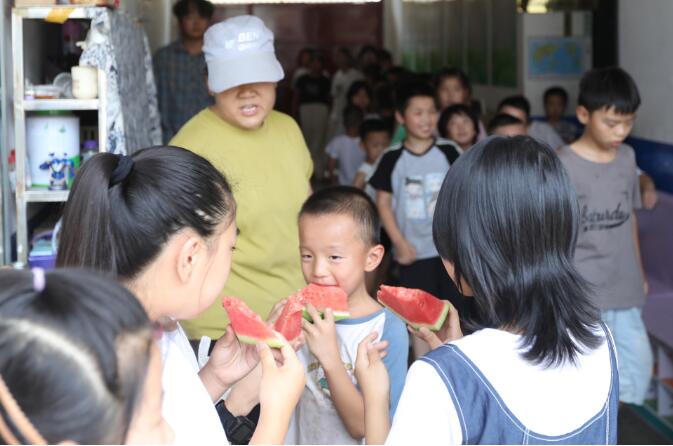 信泰电子关爱留守儿童：劳动教育与爱心捐赠并行