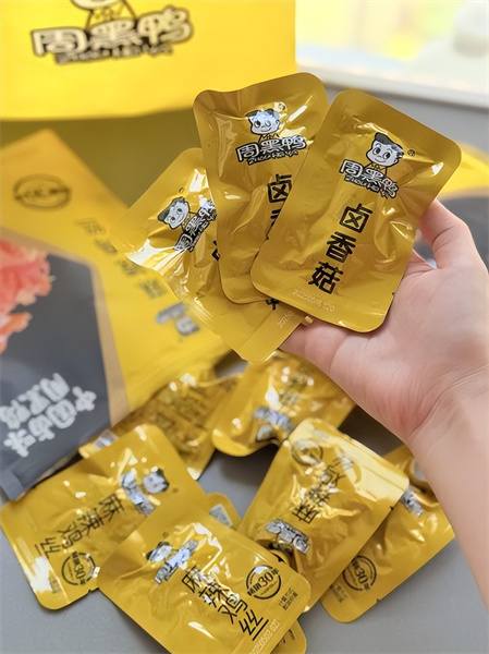 周黑鸭引爆高校圈  30万份免费产品引发全国排队潮