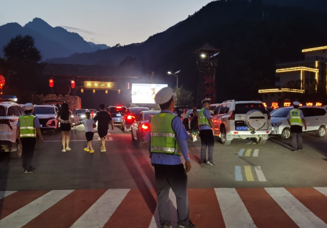 商洛市柞水县交警：高温下的景区守护者