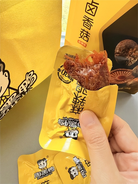 周黑鸭引爆高校圈  30万份免费产品引发全国排队潮