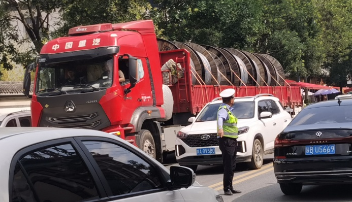 商洛市柞水县交警：高温下的景区守护者