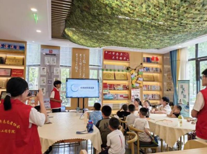 西京学院“蒲公英”志愿队情暖社区童心——记团中央2025年关爱行动“七彩假期”西安社区行