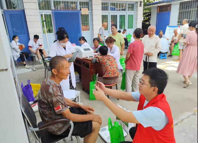 宝鸡市陈仓区坪头镇：驻村工作队创新服务模式 实现健康监测与养老认证 “双推进”