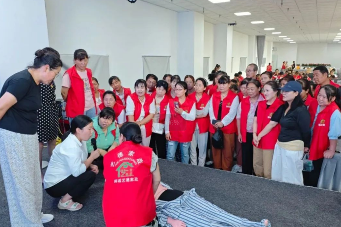韩城 150 名家政师结业，19 人赴京开启就业新征程