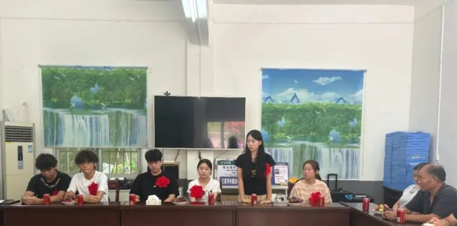 安康市蒿坪镇王家河村举办 2025 年大学新生集体升学礼，共倡文明新风