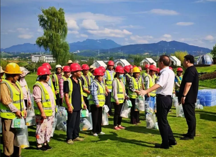 安康市社保机构开展 “政企送清凉，工伤护安康” 活动