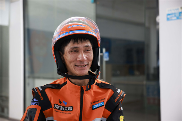 致敬马路天使侠义精神  淘宝闪购“城市骑士·橙意计划”向跳水救人骑士颁出全国首个奖励