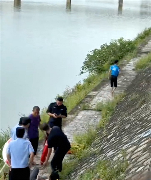 致敬马路天使侠义精神  淘宝闪购“城市骑士·橙意计划”向跳水救人骑士颁出全国首个奖励