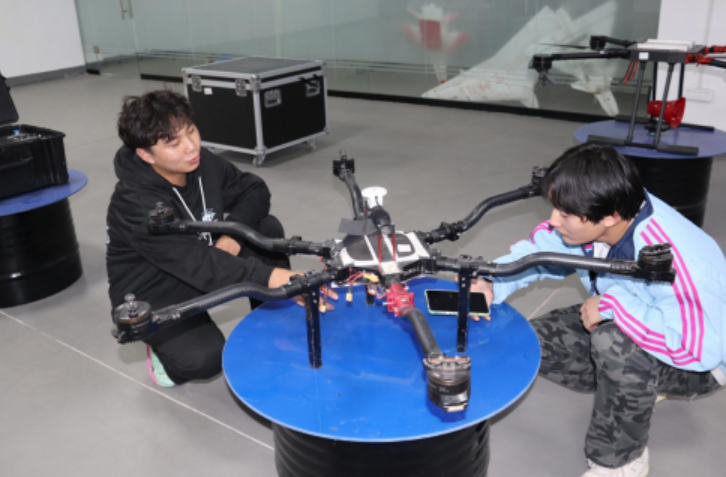 宝鸡文理学院“创翼云穹”团队：第六代高压输电线智能运维机器人研发成功