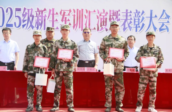 榆林能源化工职校举行 2025 级新生军训汇演暨表彰大会