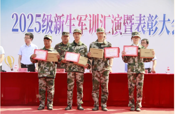 榆林能源化工职校举行 2025 级新生军训汇演暨表彰大会