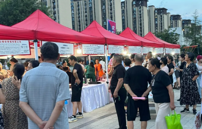 渭南市大荔县：双场联动招聘会点燃金秋就业 “烟火气”