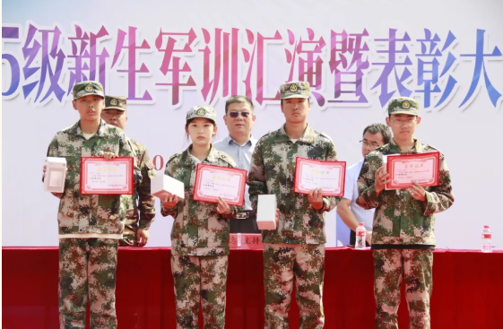榆林能源化工职校举行 2025 级新生军训汇演暨表彰大会