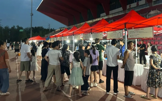 渭南市大荔县：双场联动招聘会点燃金秋就业 “烟火气”
