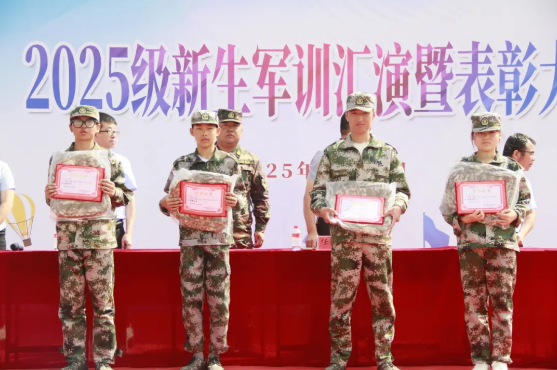 榆林能源化工职校举行 2025 级新生军训汇演暨表彰大会