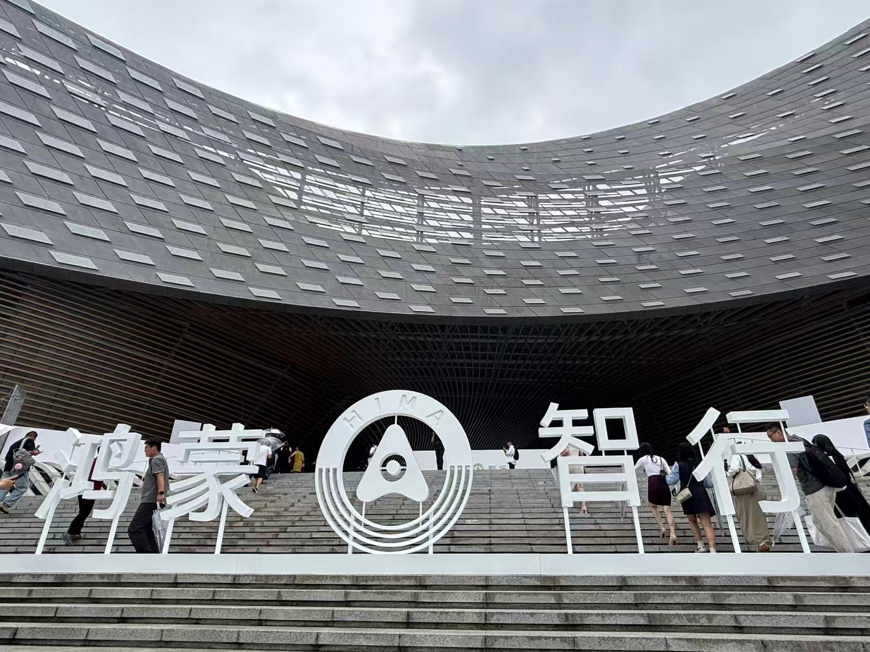 家庭智慧旗舰SUV问界M8纯电版正式上市 35.98万元起售