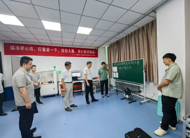 西安市人社局领导慰问陕西工程科技高级技工学校国赛参赛选手