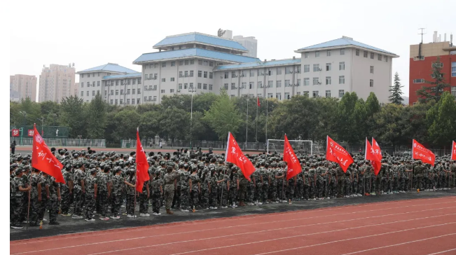 渭南技师学院 2025 级新生军训正式开营