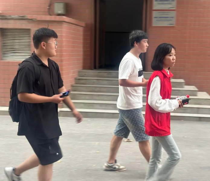 陕西工程科技高级技工学校雨中迎新，开启新生技能逐梦之旅