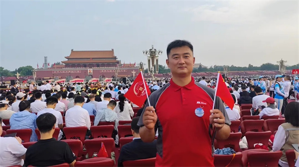 无比激动！多名京东小哥受邀登上九三阅兵观礼台