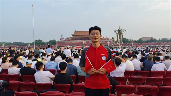 无比激动！多名京东小哥受邀登上九三阅兵观礼台