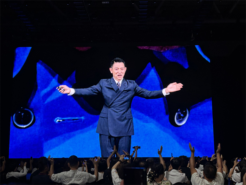 刘德华亮相华为全新Mate XTs 非凡大师 现身说法人生开合