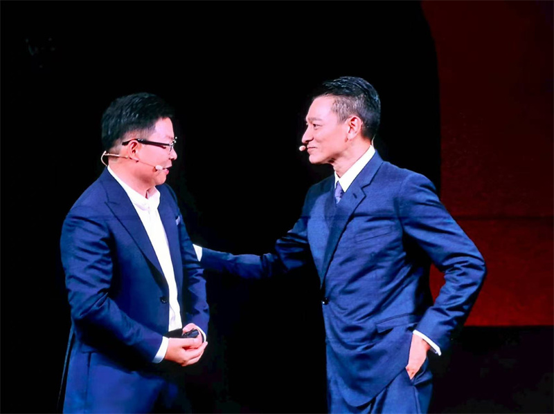刘德华亮相华为全新Mate XTs 非凡大师 现身说法人生开合