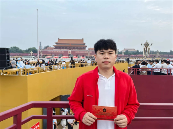 无比激动！多名京东小哥受邀登上九三阅兵观礼台