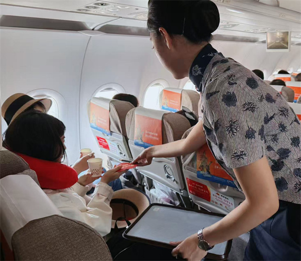 浓情教师节 东航万米高空送祝福