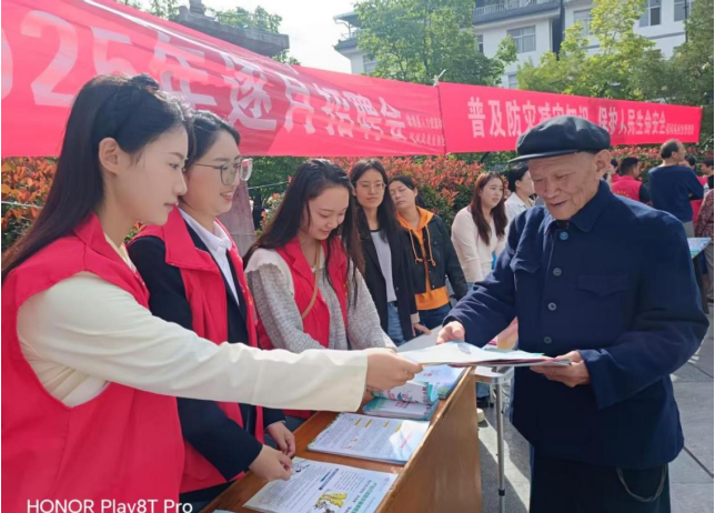 汉中市留坝县人社局：科普月送政策，志愿服务暖民心