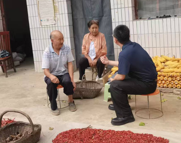 商洛市丹凤县竹林关镇东楼村的第一书记沈博入户走访，精准聚焦民生需求