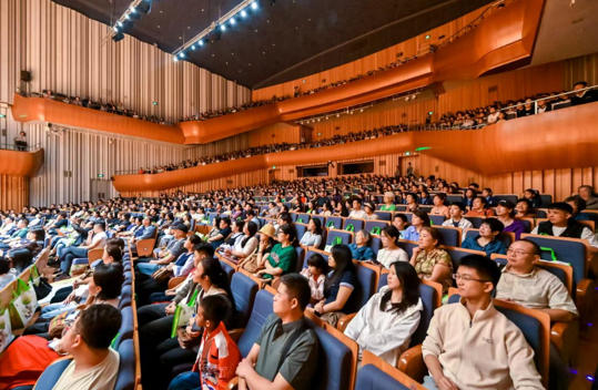 丝路回响，英伦和鸣！ “金嗓子之夜”2025牛津大学学霸合唱团天籁之音倾动古城西安