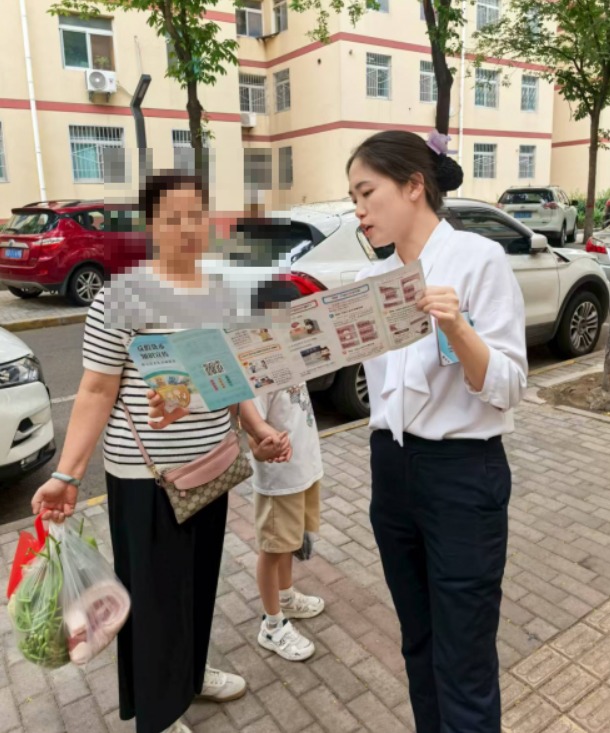 长安银行咸阳中华路支行举行反假货币宣传活动