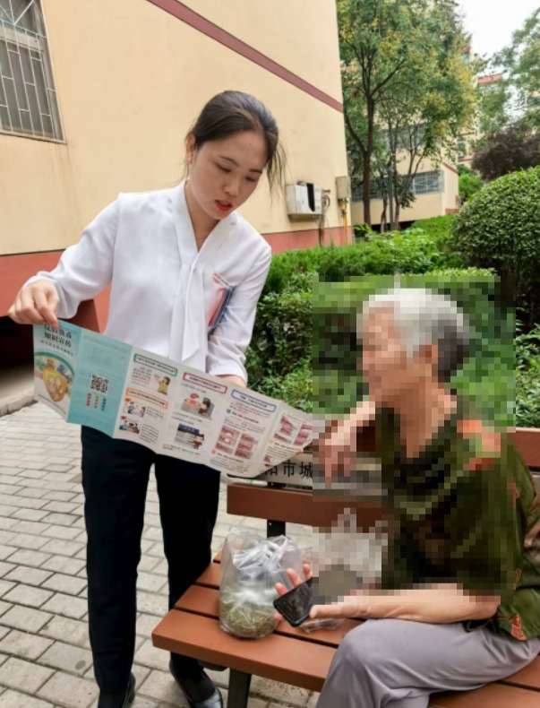 长安银行咸阳中华路支行举行反假货币宣传活动
