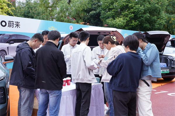 西悦购 趣长安 2025年西安市汽车展销活动（高新区站）开幕