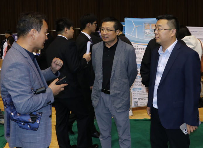 陕铁院举办秋季综合双选会 3100 余岗位护航学子就业路