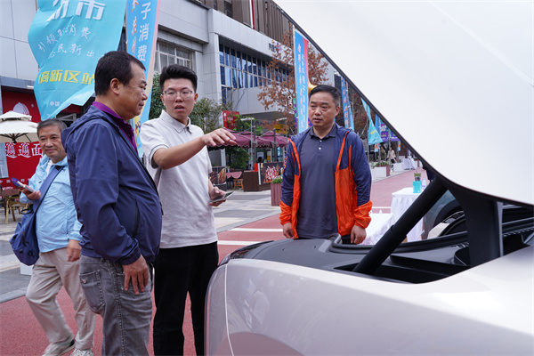 西悦购 趣长安 2025年西安市汽车展销活动（高新区站）开幕