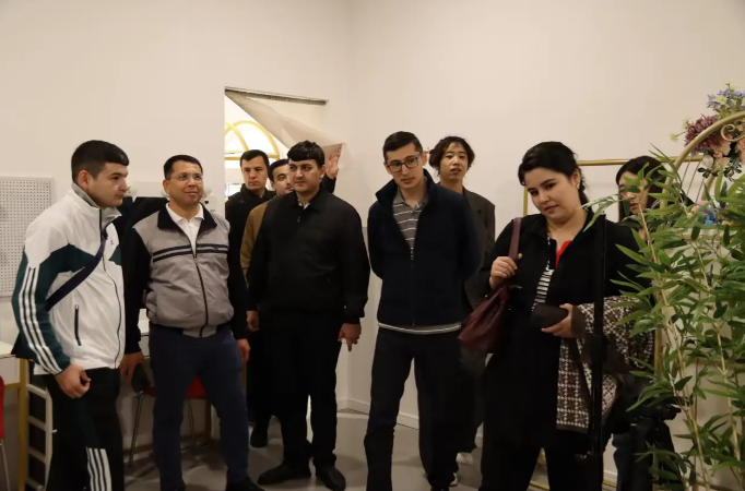 乌兹别克斯坦驻华大使赴西安市长安汉唐职业技能培训学校沉浸式体验中华历史文化