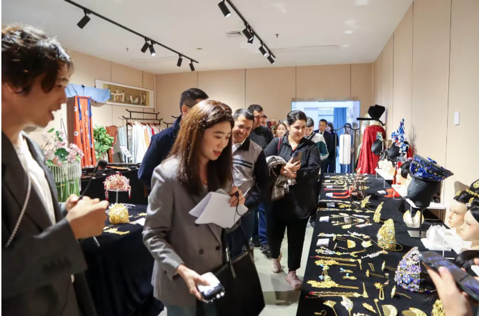 乌兹别克斯坦驻华大使赴西安市长安汉唐职业技能培训学校沉浸式体验中华历史文化