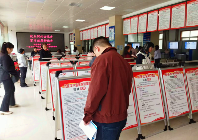 汉中市勉县举办秋季园区专场招聘会 搭建 “家门口” 就业桥梁