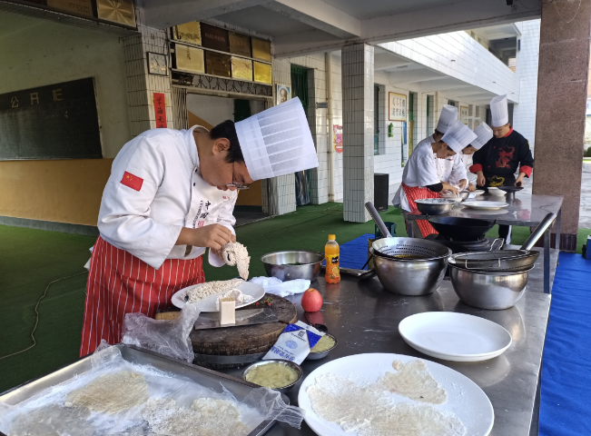 宝鸡郡智技工学校烹饪技能展示：青春技艺弘扬饮食文化